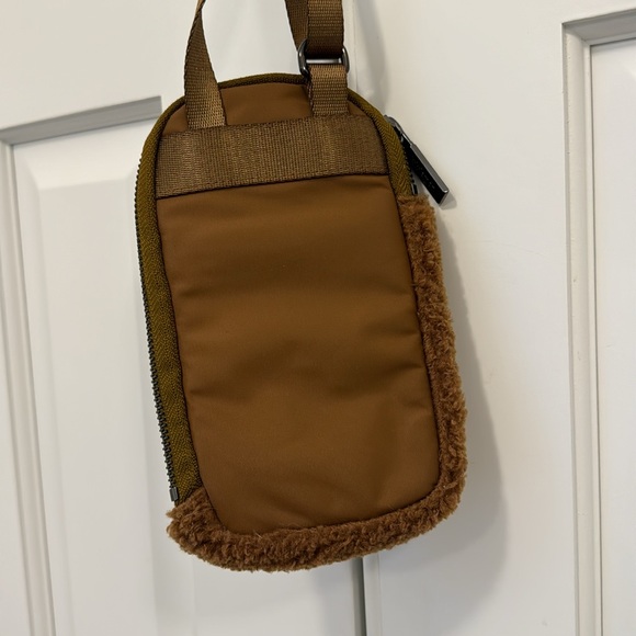 Lululemon Sherpa cross body phone bag | Lululemon Sherpa bag - Picture 4 of 6